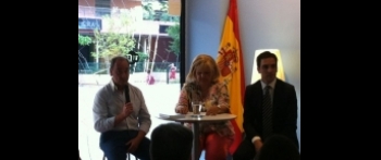 Ángeles Pedraza explica la labor de la AVT en la sede del PP Moratalaz (Madrid)